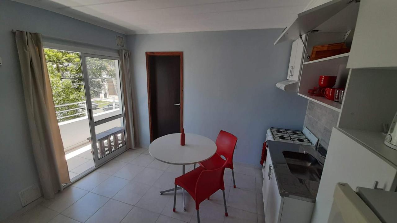 Departamento Comodo, Muy Iluminado Y Bien Ubicado. * Parana